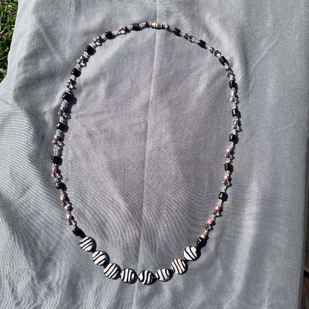 JEWELRY - 17.5in strung beaded drop necklace zebra striped, black, white, pink